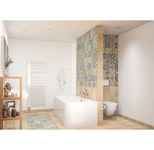 Badezimmer mit Badewanne, Toilette und gemusterten Fliesen