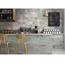 Café-Szene mit Fliesenwand in verschiedenen Designs und Holzfußboden