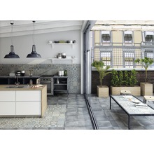 Helle Küche mit Kücheninsel, Fliesenboden, Küchentisch und Pflanzen auf der Terrasse