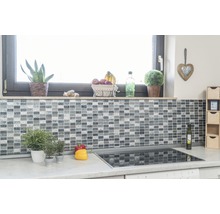 Küchenszene mit Mosaikfliesen-Wandgestaltung, Fensterbank mit Dekoration und Kochfeld