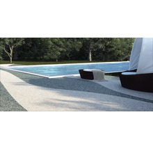 Poolbereich mit Liegen und dekorativem Steinteppichboden