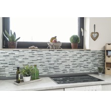 Küchenszene mit Mosaikfliesen als Spritzschutz