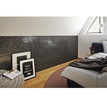 Schlafzimmer mit Wandfliesen, Bett und Dekoration