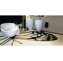 Badezimmer mit freistehender Badewanne, Waschbecken und Boden im Schmetterlingsdesign