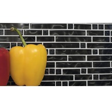 Wandfliese mit Mosaikmuster und gelber Paprika