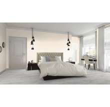 Helles Schlafzimmer mit Bett, Nachttischen, Pendelleuchten und Schreibtisch am Fenster