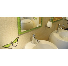 Helles Badezimmer mit Waschbecken, Armaturen und Spiegel