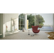 Helles Wohnzimmer mit Teppichboden, rotem Sessel und Blick auf den Pool