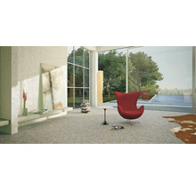 Heller Raum mit großem Fenster, Sessel, Tisch, Bücherstapel und Kunstwerk