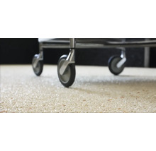 Räder eines Transportwagens auf einem Bodenbelag