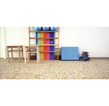 Raum mit Sprossenwand, Gymnastikbällen, Turnmatten und Hockern