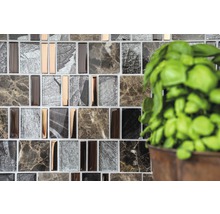 Mosaikfliesen mit Marmor-, Blatt- und Metalleffekt