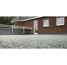 Außenansicht eines Gebäudes mit Kiesdach und Dachgeländer