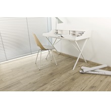 Heller Arbeitsbereich mit Schreibtisch, Stuhl und Laminatboden