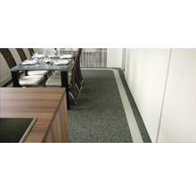 Innenraum mit Steinteppichboden unter Esstisch