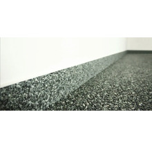 Dekorativer Bodenbelag mit Steinteppich entlang einer Wand