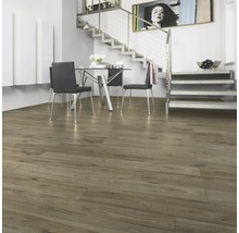 Wohnraum mit Laminatboden in Holzoptik, Esstisch und Treppe