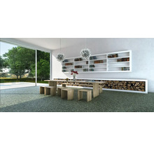 Heller Raum mit Esstisch, Stühlen, Bücherregal und Brennholzlager für ein modernes Ambiente.