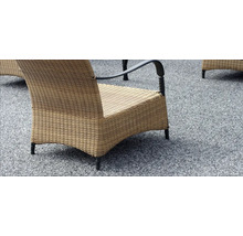 Detailansicht eines Korbsessels auf einem Untergrund mit Steinchen