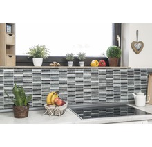 Küchenszene mit Mosaikfliesenwand, Fensterbrett mit Dekoration und Obstkorb