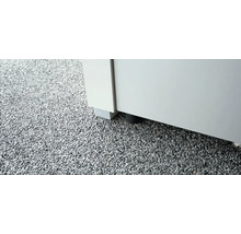 Detailansicht eines Badezimmerschranks mit Füßen auf einem Kiesboden