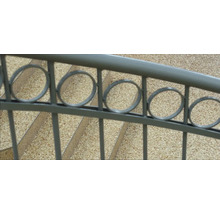 Geländer mit kreisförmigen Verzierungen und Treppenstufen