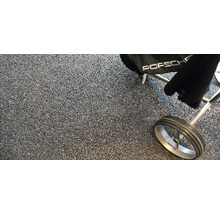 Kieselsteine als Bodenbelag mit einem Golfwagen