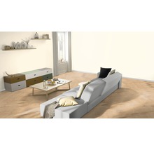 Helles Wohnzimmer mit Sofa, Couchtisch und Kommode