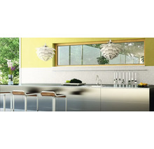 Moderne Küche mit Edelstahlfronten, Pendelleuchten und Barhockern.