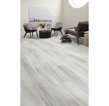 Heller Wohnraum mit Laminatboden in Holzoptik, zwei Stühlen, Sofa und Dekorationen.