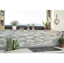 Küchenrückwand mit Mosaikfliesen, Dekoration und Kochfeld