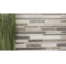 Mauer aus Mosaikfliesen mit Grasdekoration