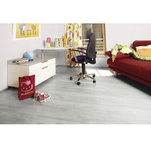 Kindgerechtes Zimmer mit hellem Laminatboden, Schreibtisch, Stuhl und rotem Sofa