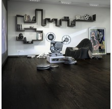 Wohnzimmer mit dunklem Holzboden, Projektor, Bücherregal und Filmposter