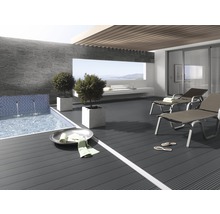 Terrasse mit Pool, Liegestühlen und WPC Dielen