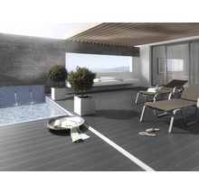 Terrasse mit Pool, Liegestühlen und Holzboden