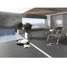 Terrasse mit grauen Terrassendielen, Pool und Liegestühlen