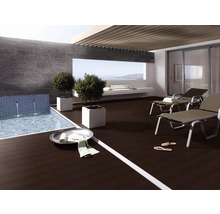 Terrasse mit Pool, Liegestühlen und Pflanzenkübeln