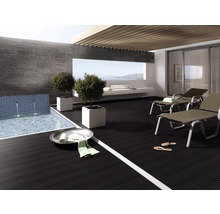 Terrasse mit Pool, Liegen und Bodenbelag