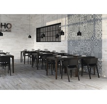 Restaurantinnenraum mit Holzboden, Holzwandvertäfelung und einer Wand mit Dekorationen