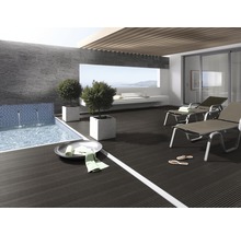 Terrasse mit Pool, Liegestühlen und Pflanzen