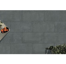 Großformatige Fliesen im Außenbereich mit Tisch und Pflanzen