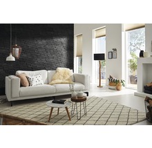 Wohnzimmer mit weißem Sofa, Couchtisch und gemustertem Teppich