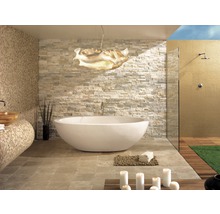 Helles Badezimmer mit freistehender Badewanne, Steinwand und Dusche