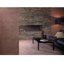 Wohnzimmer mit Steinwand, Dekoration, Sofa und Bodenfliesen