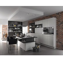 Helle Küche mit Kücheninsel, Einbauschränken und Backsteinmauer