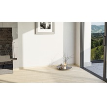 Heller Raum mit Fliesenboden, Bild an der Wand und Blick ins Grüne