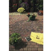 Garten mit Pflastersteinen in Kreisform, Handtuch und Buch