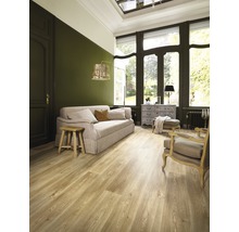 Helles Wohnzimmer mit Sofa, Sessel und Holzboden