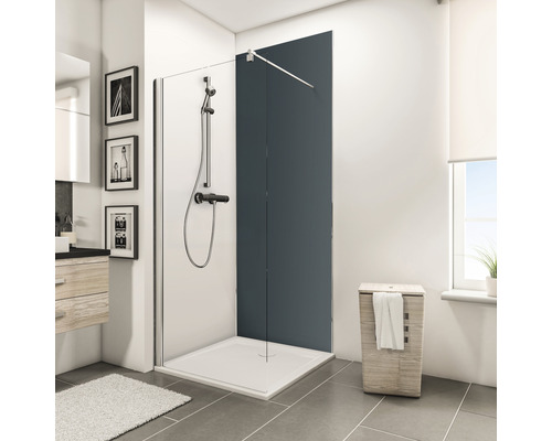 Badezimmer mit Duschkabine, Duschwanne, Waschtisch und Wäschekorb